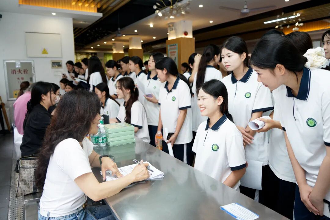 2025年首场校园招聘会圆满举办！我校学子自信展风采